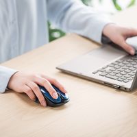 サンワダイレクト ワイヤレスマウス（IRセンサー・色落ちしない・静音ボタン・左右対称・DPI切替・戻る・進むボタン・手汗） 400-MA118BL（直送品）