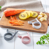 レイエ 軽い力でスーッと切れる フルーツピーラー 皮むき器 ピンク 日本製 1個 オークス