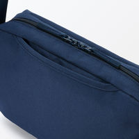 無印良品 背面ポケット付き 撥水ショルダーバッグ ライトネイビー タテ１７×ヨコ２８×マチ６ｃｍ 良品計画