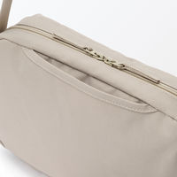 無印良品 背面ポケット付き 撥水ショルダーバッグ ライトベージュ タテ１７×ヨコ２８×マチ６ｃｍ 良品計画