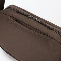 無印良品 背面ポケット付き 撥水ショルダーバッグ ダークモカブラウン タテ１７×ヨコ２８×マチ６ｃｍ 良品計画
