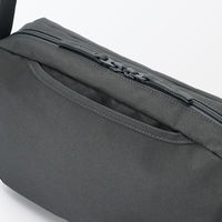 無印良品 背面ポケット付き 撥水ショルダーバッグ タテ１７×ヨコ２８×マチ６ｃｍ チャコールグレー 良品計画