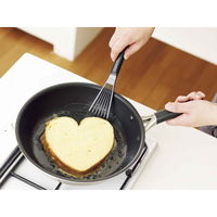 貝印 フライ返し O.E.C. 脇雅世 ハンディー・ターナー ブラック 295111 1個（直送品）