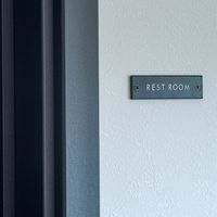 ポッシュリビング サインプレート 「REST ROOM」 アンティークゴールド W8×D0.2×H2cm アイアン 63955 1個（直送品）