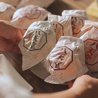 【手土産やお祝いの贈り物に】 八天堂 プレミアムフローズン くりーむパン 12個詰合せ ギフトカード　桐箱　専用紙袋付き（直送品）