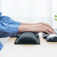 サンワダイレクト 超大型リストレスト（エルゴノミクス・低反発・リストレスト・疲労軽減・超大型・ブラック） 200-TOK012 1個（直送品）