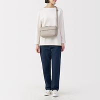 無印良品 背面ポケット付き 撥水ショルダーバッグ ライトベージュ タテ１７×ヨコ２８×マチ６ｃｍ 良品計画