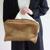 スパイス enrich ベロアラージスクエアポーチ ストラップ付き ステッチ キャメル SCLK2933CA 1個（直送品）