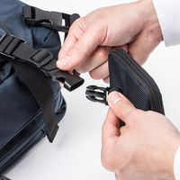 サンワダイレクト リュックベルト用スマホポーチ（ベルト取付・3通り設置可能・ネイビー） 200-BAGOP1NV 1個（直送品）