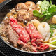 はこだて大沼黒牛　肩ロース すき焼き 900g　ギフトカード　スタンダード封筒／熨斗（御礼）（直送品）